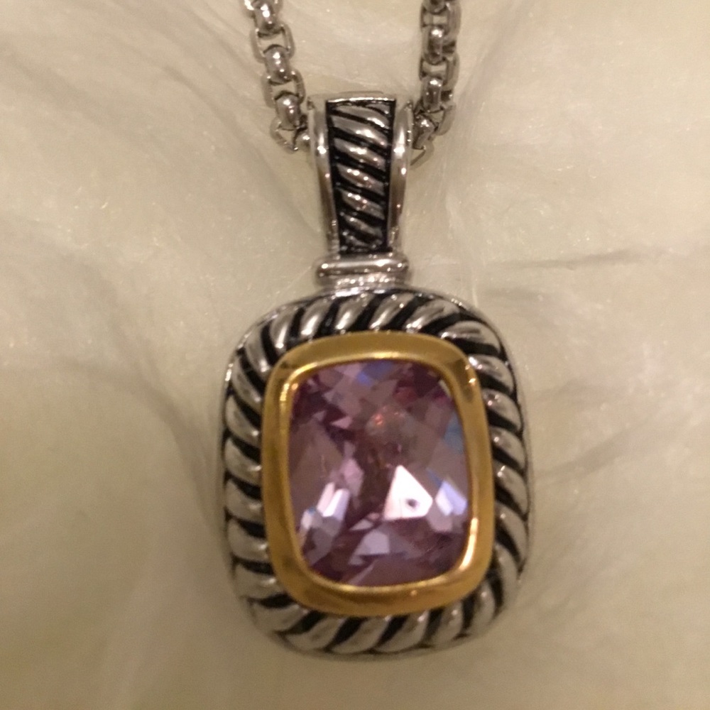 Pendant necklace w/ adjustable box chain.